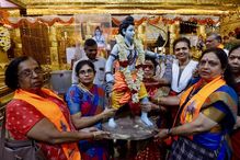 Devotos hindus participam nas celebrações do aniversário do Senhor Rama