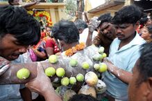 Pessoas perfuram corpo como símbolo de agradecimento à deusa 