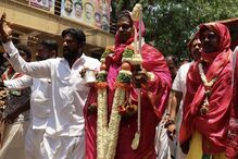 Sacerdote hindu vestido de mulher chega para realizar cerimónia