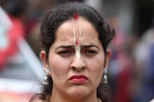 Indiana reza durante procissão hindu