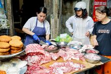 População volta a comprar carnes de porco no mercado de Hanói, no Vietname