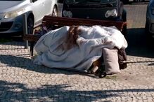 “Tem uma perna em mau estado e um braço partido”: Moradores preocupados com homem que está há 6 dias em banco de jardim