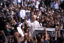 Papa Leão XIV no meio da multidão que assistiu à missa de Páscoa