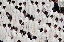 Clérigos acompanham missa de Páscoa