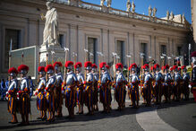Guardas suíços pontifícios em posição na Praça de São Pedro, no Vaticano