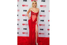 Tori Spelling surge num evento após acidente rodoviário perto da Califórnia