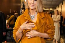 Céline Dion prepara-se para concertos em Paris com procura alta de bilhetes.
