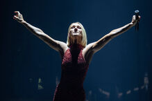 Céline Dion atrai multidões recorde em Paris, com mais de nove milhões na corrida por bilhetes