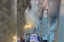 Teto de aeroporto na Indonésia desaba após chuvas intensas