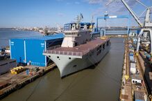 Porta-drones da Marinha posto pela primeira vez a flutar
