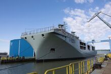 Navio porta-drones da Marinha flutua pela primeira vez