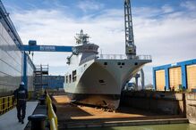 Navio da Marinha no estaleiro Damen, posto a flutuar.
