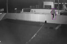 Imagens de videovigilância mostram homem encapuzado a saltar muro de vivendas em Cantanhede