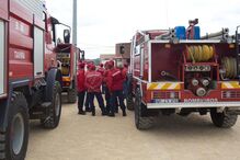Bombeiros de Tavira junto a carros de combate a incêndios