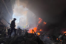 Ataque israelita atinge Beirute, bombeiros combatem as chamas nos escombros