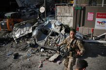 Após ataque em Beirute, militar libanês isola destroços de carros