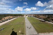 Militares formados em parada, com tanques e canhões