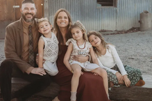 'Tratamos o assunto com naturalidade': Casal enfrenta dupla batalha contra o cancro enquanto cuida das 3 filhas menores