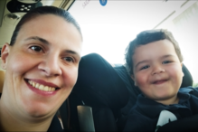 Família e amigos de Miguel celebram aumento do subsídio de funeral infantil.
