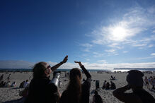 Astronautas apontam para o céu, durante a missão Artemis II da NASA, rumo à Lua.
