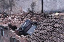 Carro em despiste cai na cozinha de uma casa após voar 80 metros