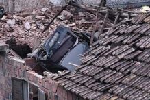 Carro em despiste cai na cozinha de uma casa após voar 80 metros