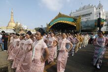Grupo de mulheres atua numa parada festiva em Myanmar