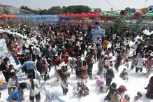 Celebração festiva com espuma atrai multidões