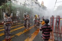 Celebrações com água marcam dia festivo em Myanmar