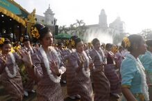 Mulheres dançam numa celebração cultural em Mianmar