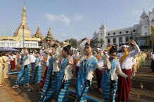 Grupo de pessoas dança em evento cultural em Myanmar