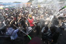 Multidão celebra o festival da água, com mangueiras e baldes