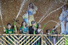 Pessoas celebram festival com pistolas de água