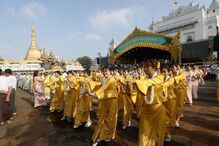 Grupo de mulheres atua num festival em frente à Pagode de Shwedagon, em Myanmar