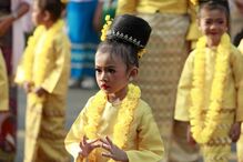 Menina vestida para cerimónia religiosa em Myanmar