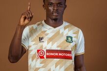 Futebolista ganês Dominic Frimpong morre em ataque ao autocarro da equipa