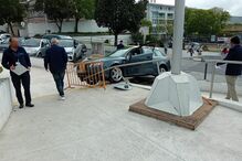 Carro despista-se, sobe passeio e embate contra barreiras junto ao Hospital Egas Moniz em Lisboa