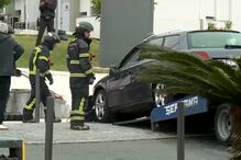 Carro despista-se, sobe passeio e embate contra barreiras junto ao Hospital Egas Moniz em Lisboa