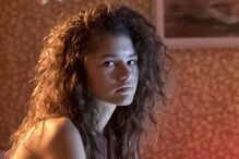 Zendaya usa computador na cama, num contexto de alegado desentendimento com Sydney Sweeney