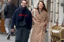 Passeio de Bradley Cooper e Charlotte Casiraghi com um cão em Paris
