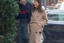 Charlotte Casiraghi surge em clima romântico