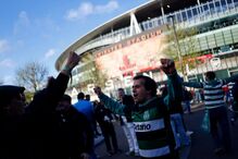 Adeptos do Sporting aguardam o jogo com o Arsenal em Londres