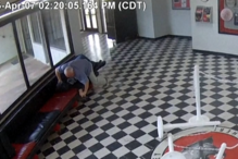 Diretor de escola impede tragédia ao derrubar e desarmar atirador nos EUA