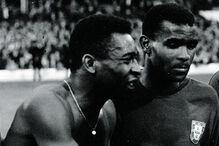 Pelé e Vicente Lucas juntos num jogo de futebol