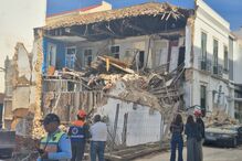 Parede de prédio desaba em cima de carros em Faro e deixa edifício parcialmente destruído