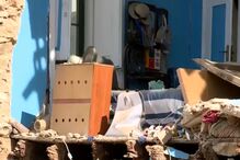 Parede de prédio desaba em cima de carros em Faro e deixa edifício parcialmente destruído