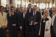 Ruy de Carvalho, a ministra da Cultura, Margarida Balseiro Lopes, José Pedro Aguiar Branco, presidente da Assembleia da República, e os filhos Paula Carvalho e João Carvalho 
