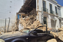 Escombros do prédio caíram em cima de dois carros