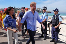 Harry e Meghan visitam a praia Bondi Beach, na Austrália, com a segurança local