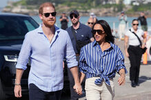 Harry e Meghan são vistos juntos de mãos dadas